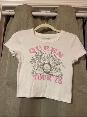 American Eagle Outfitters 'Queen Tour '75' Graphic Baby Tee